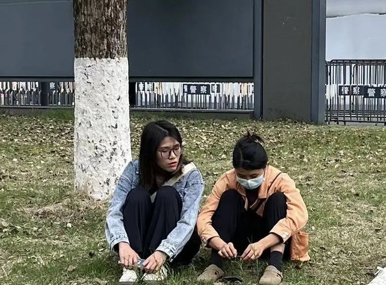广东女子离婚冷静期第13天被丈夫杀害案今日开庭，母亲在法院门口数度崩溃 ... ...