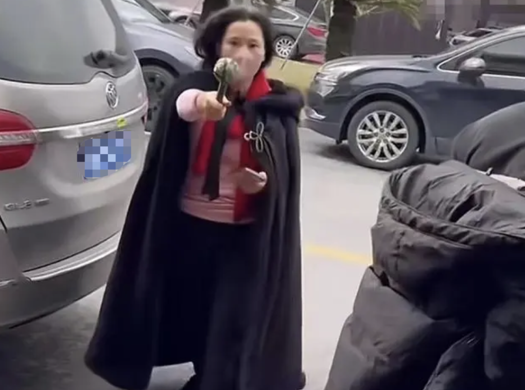 现场视频曝光！著名女演员当街追赶怒斥