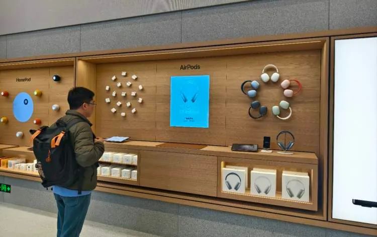 他突然现身上海，被偶遇了！明天有大动作？人从众预警，赠品已被炒到近400元 ... ...  ...