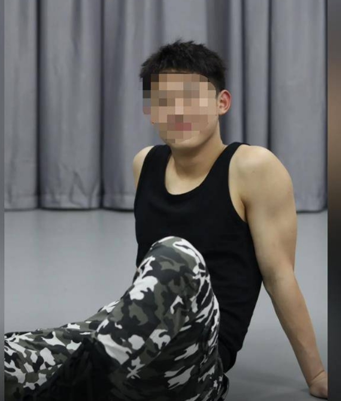 19岁网红被邻居用利器插入后脑，ICU昏迷半个月，嫌疑人事发前曾拉电闸 ... ... ... .. ...
