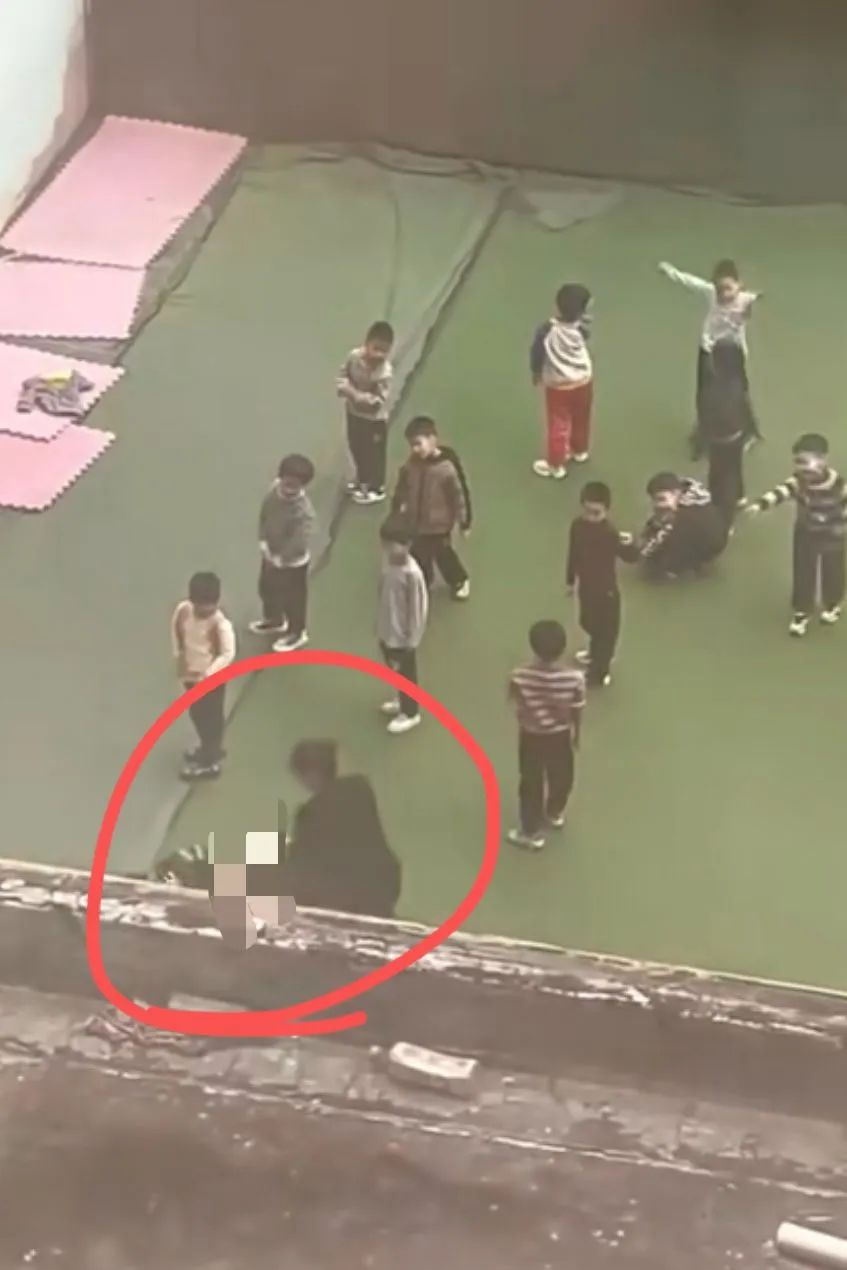 一幼师脚踢多名孩子、还脱裤子打屁股？当地教体局回应！