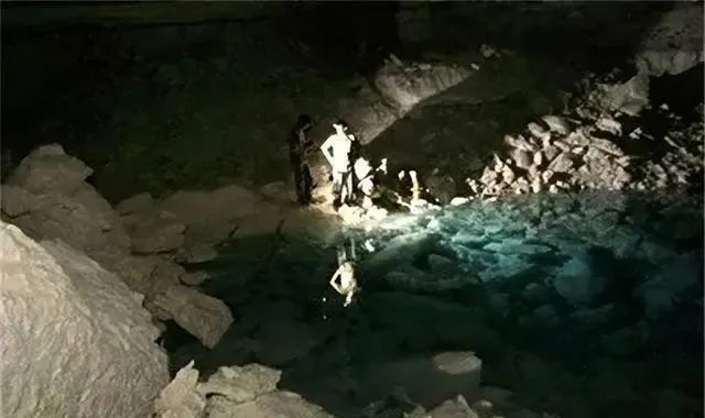 夫妻山洞与世隔绝39年，妻子已兽化，爪子和撕咬能力比野兽还强 ... ...