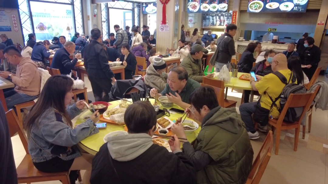 上海市大力发展社区长者食堂和老年助餐点，明年日供餐能力达到25万客 ... ... ...