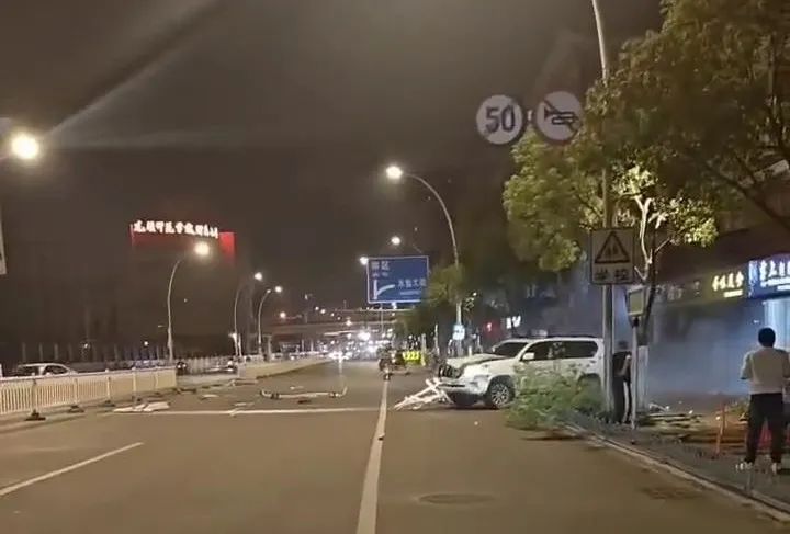福建漳州一小车深夜撞人后逃逸，警方：3人受伤，驾驶人已被控制 ... ...