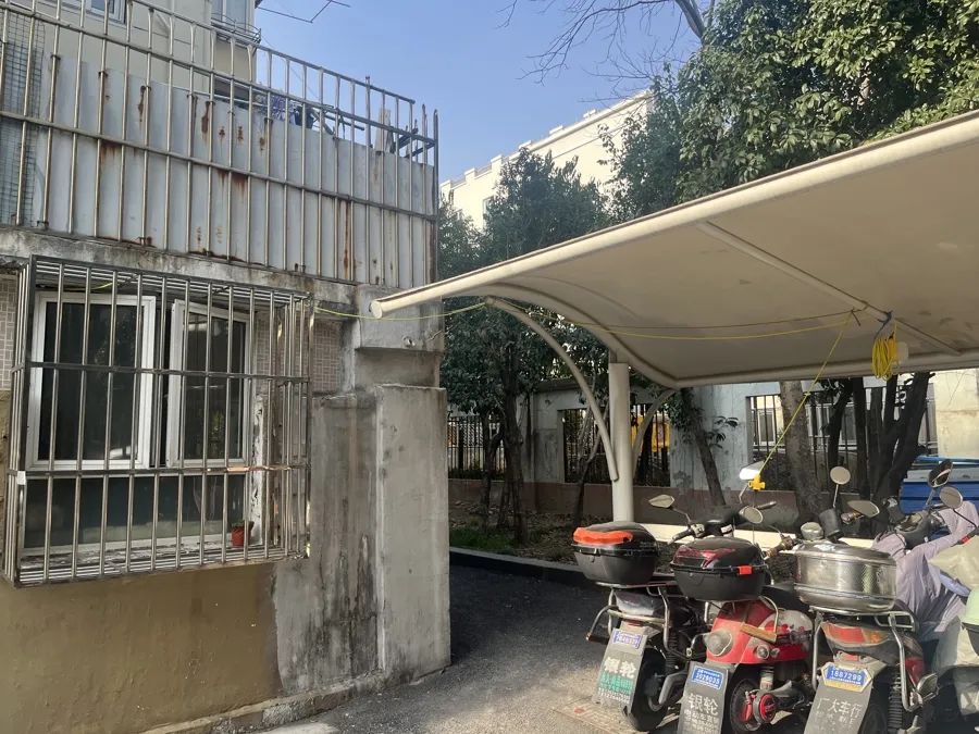 上海部分小区里，新能源汽车也纷纷“飞线充电”，接诉后管理却陷入两难 ... ...