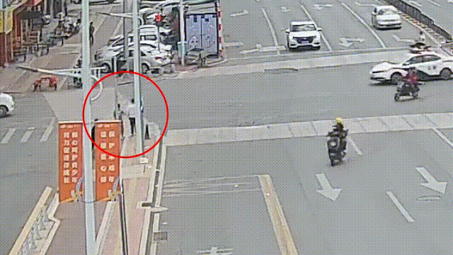 “警察叔叔，我这里有人要跳河……”生死时刻，他们出手了！ ... ...