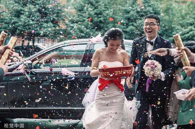 年轻人开始整顿婚礼了！主打“松弛感”的“极简婚礼”有多爽？ ... ...