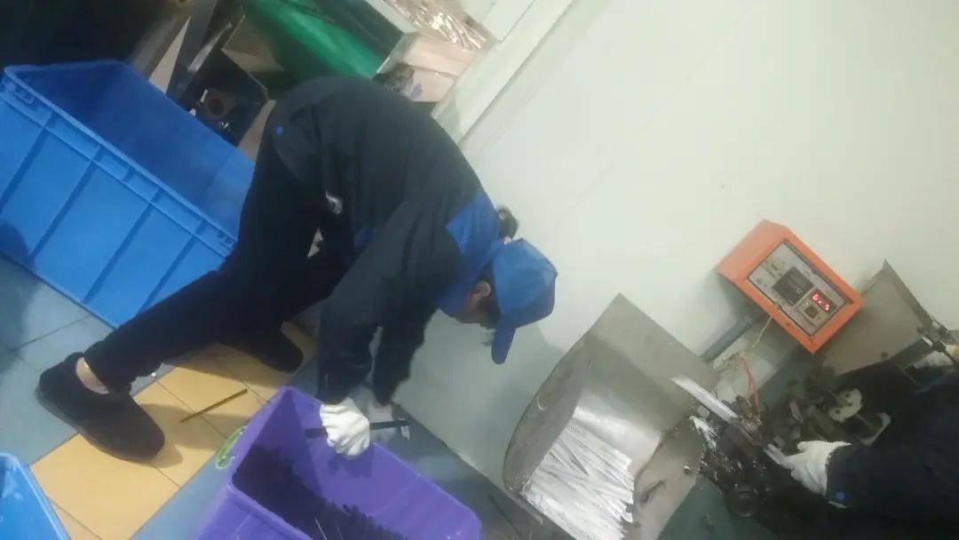 令人作呕！卧底长沙餐具清洗公司：一天洗几万套餐具换一次水，工人抹过鼻涕的手触碰设 ...