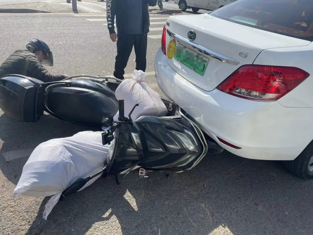 忘了换挡，一脚油门撞翻后车……还有这种操作？