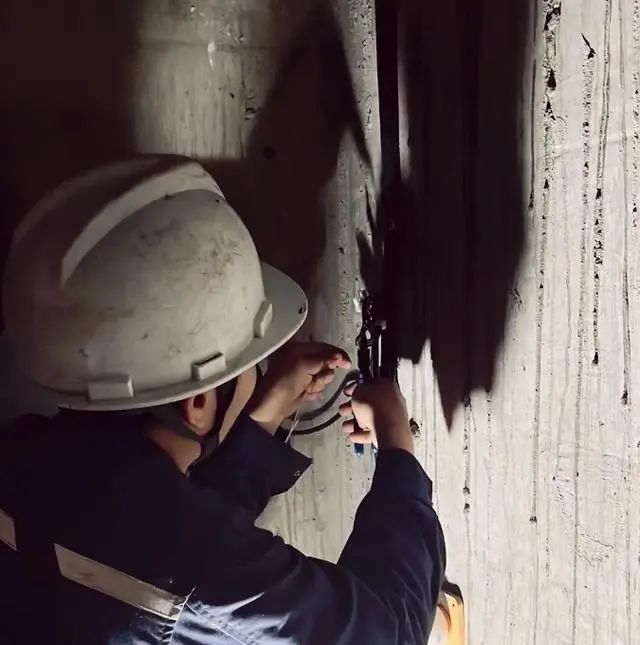 电梯维修工带纸片人冒充同事工作高达7次！