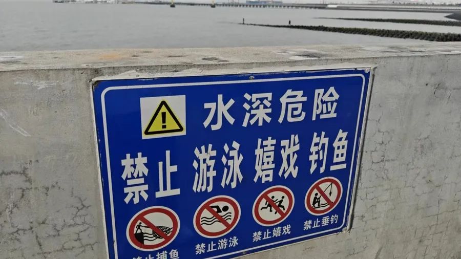 不能再放任不管！无视警告翻越堤坝赏景钓鱼，上海一长江边水岸成“野生景点” ... ... ...