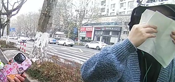 事发突然！姑娘街头崩溃痛哭，被一个动作治愈…
