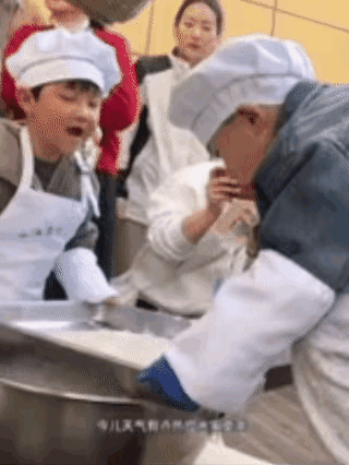 让娃烧火做饭？“辛者库幼儿园”冲上热搜！网友热议