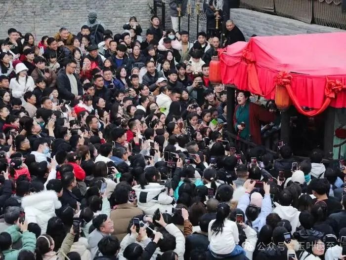 “王婆”换人后节目热度不减，现场嘉宾男多女少，景区称清明假期限流 ...