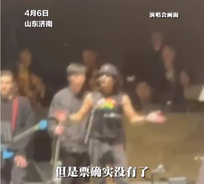 知名歌手演唱会上突然“自曝”！