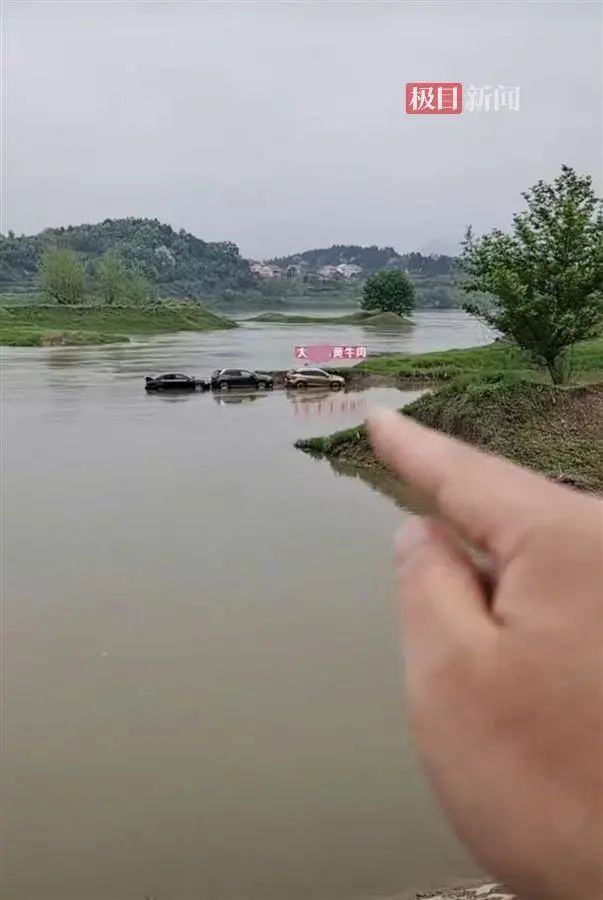 还能这样蹭热度？汽车被淹现场，有人拉横幅打广告