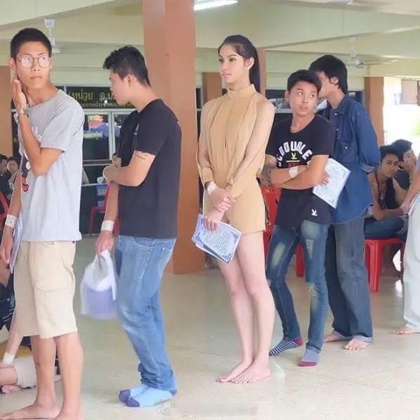 泰国征兵抽签现场，“小哥姐”的美貌惊艳众人