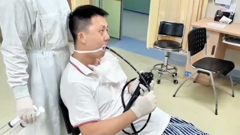 惊呆 | 太拼了！广州医生无麻醉给自己做胃肠镜，为患者总结五点建议→ ... ... ...