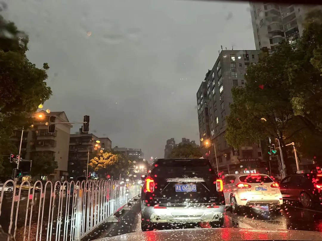 今早，长沙人都在摸黑上班送娃！