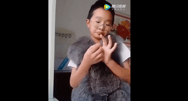 17岁钟美美：有名，有钱，但妈妈还是被爸爸打骨折了…
