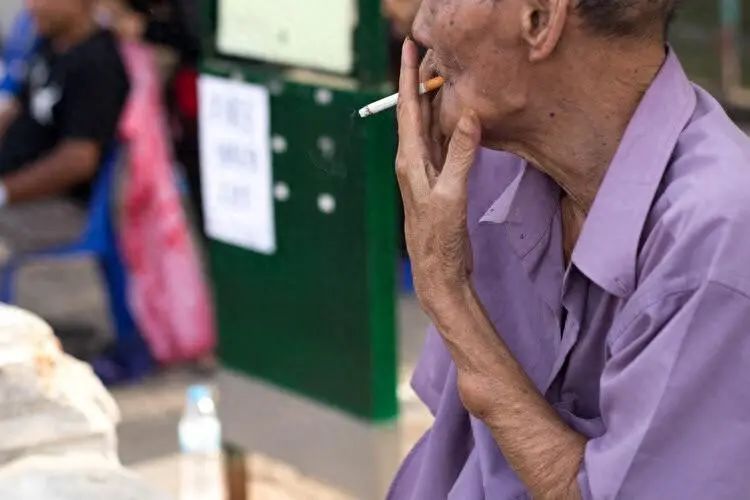 1年上千次！67岁男子癌症晚期，老伴泪流满面：他就是戒不掉 ... ...