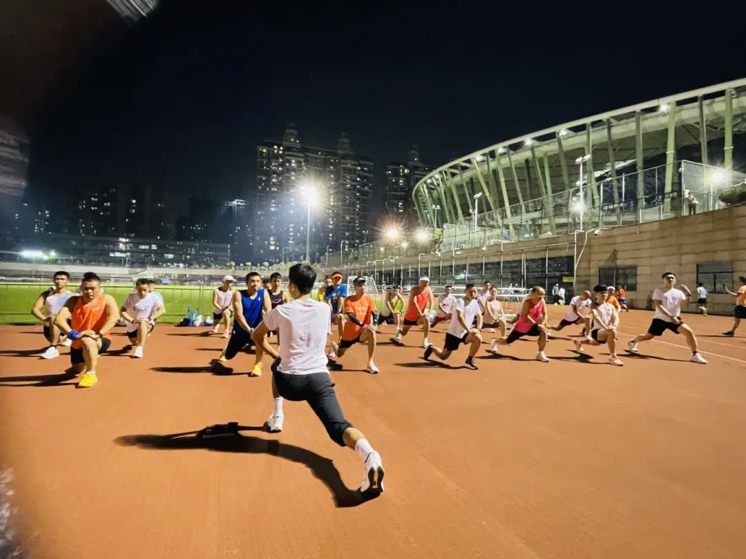 因为您分分钟会上瘾哒！深圳一座夜跑氛围“拉满”的城市孙红雷、张静初等明星体验过都说好！很多深圳人白天都在忙着“搞钱”到了晚上则放肆地奔跑来释放压力这座城里有许许多多痴迷于跑步的人他们的身影活跃在各大公 ...