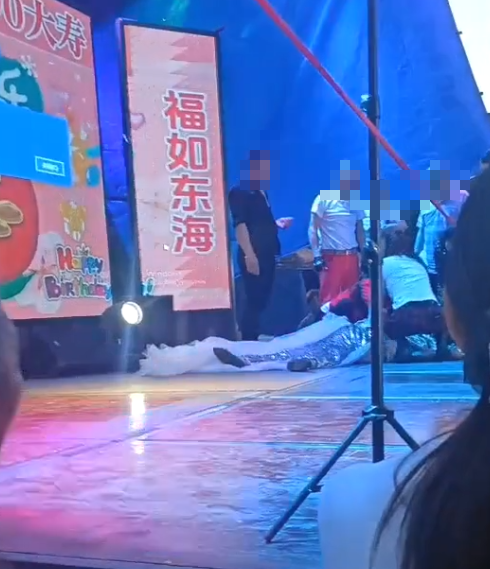 太突然！女歌手在演出途中倒地，已确认去世