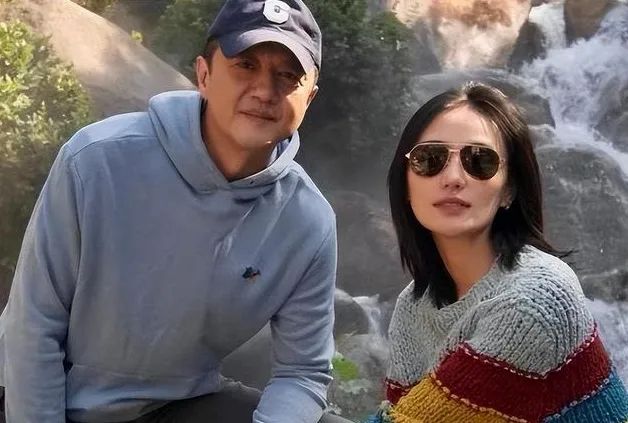 李亚鹏老婆首晒继女合照，李嫣唇腭裂修复成功，与后妈相处像姐妹 ... ...