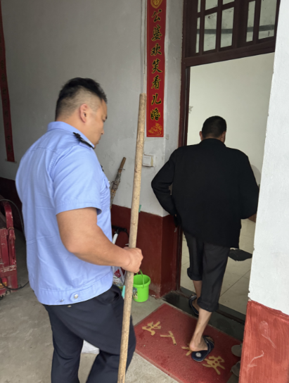 长沙一居民家中惊现眼镜王蛇，紧急报警！