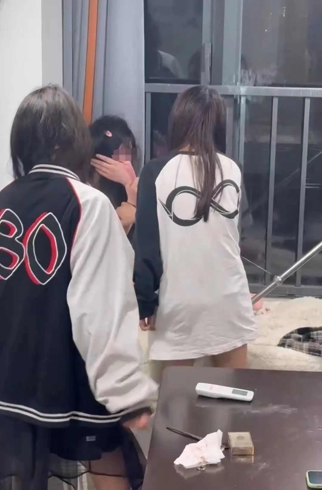 “打了人，还发朋友圈炫耀”，初三女生遭欺凌后割腕，事件还原→ ... ...