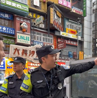 五一广场成“粤语区”后，长沙特警小哥练出了一口流利粤语！ ... ...