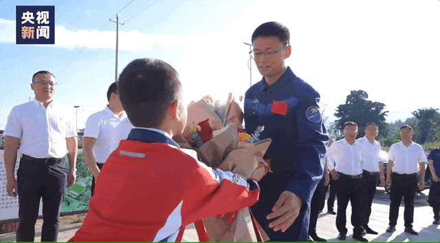 秒变大型“追星现场”！原来是他回母校了