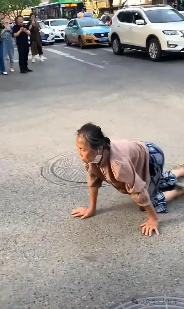 四川老太跪地碰瓷耍无赖，先讹女司机，再讹警察，彻底惹了众怒！ ... ...