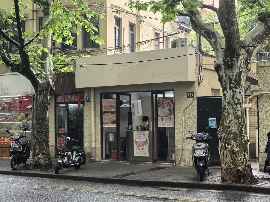 “正常做生意，怎么不让挂招牌呢？”徐汇一店主称申请近10次未能办下店招 ... ...