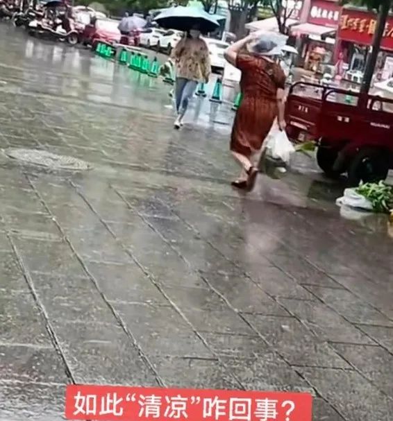 重庆女子出门买菜忘记穿外套，被围观后赶紧用头发遮脸…… ... ...