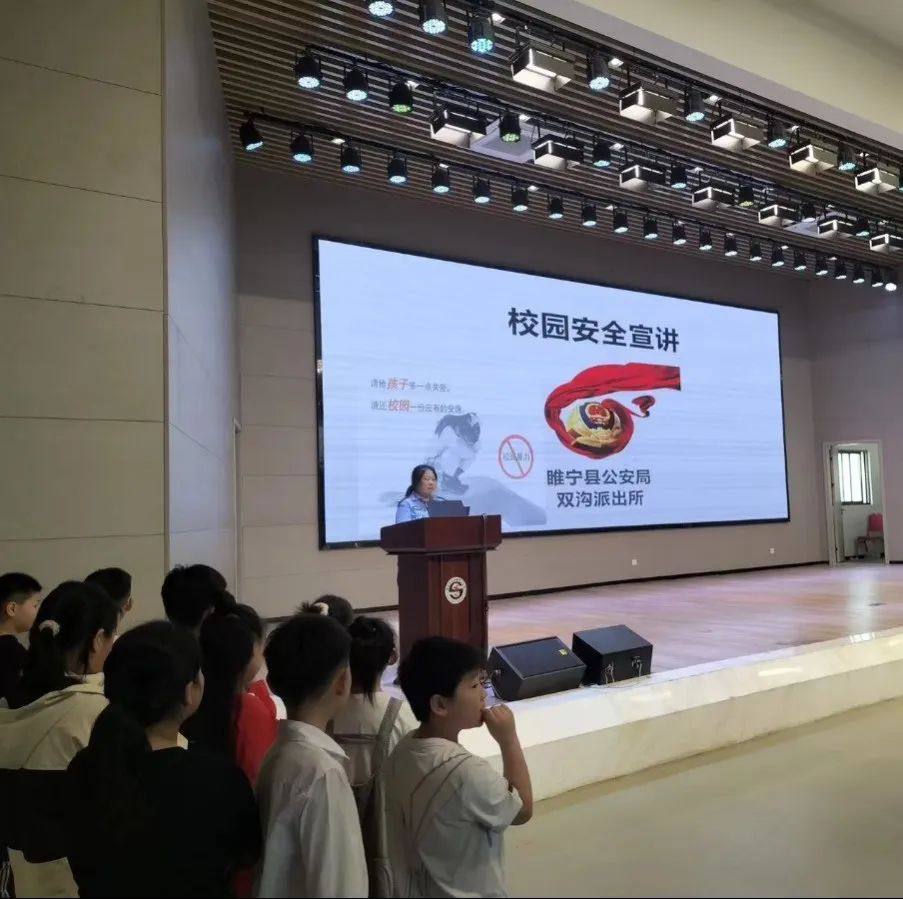果断报警！“小孩哥”立功了！
