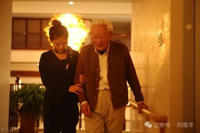老人去世后被发现与小38岁保姆结婚，房产被过户！保姆否认骗婚：我们相爱！ ... ... ...