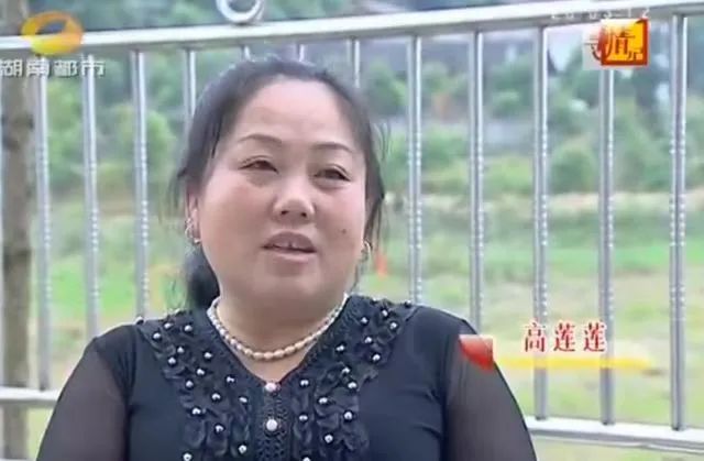 5旬女子太漂亮引争抢，现夫:出10万让给你，前夫:要钱就算了