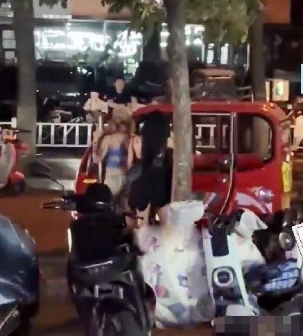 两短裙热裤女生当街调戏三轮车大爷：摸头不雅画面曝光评论区更恶臭！ ...