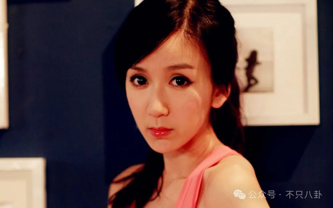演过母子的两人秘密恋爱了？内娱又一对姐弟恋曝光！