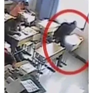 江苏一考生，突然用橡皮擦擦掉全部答案，监考老师瞥一眼后大惊失色，立即报警！ ... ...