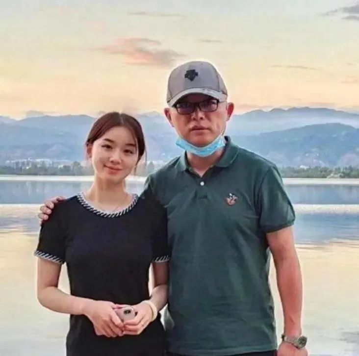 孟非发现妻子偷偷翻他手机，于是假装睡着，第二天，他对妻子说：今天什么都别干，我带 ...