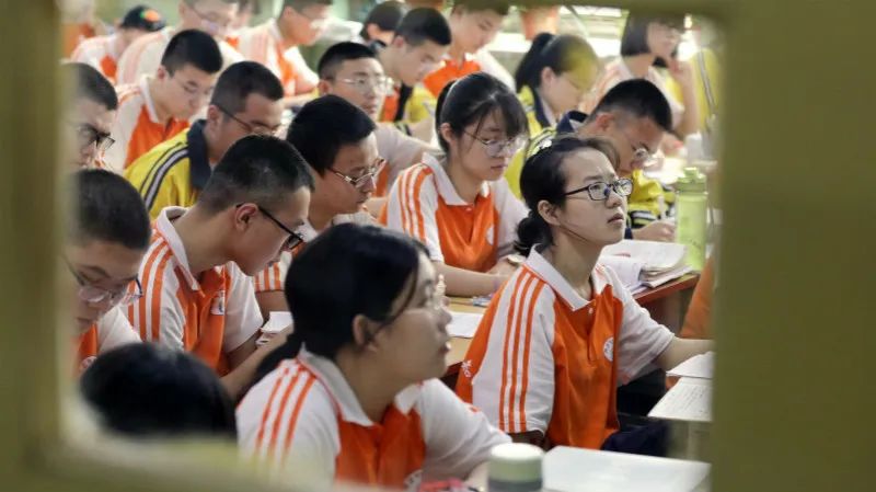 教师因救人上课迟到被处分，让人寒心