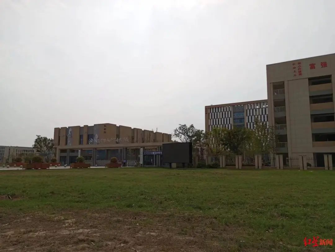 姜萍姐妹为学费放弃普高，母亲曾生病花掉积蓄，已申请低保，当地商会愿资助 ... ... ...