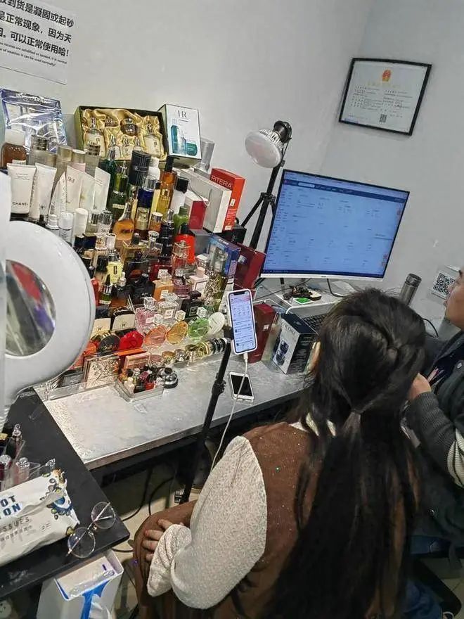令人作呕！直播间的“大牌化妆品”，竟产自养猪场