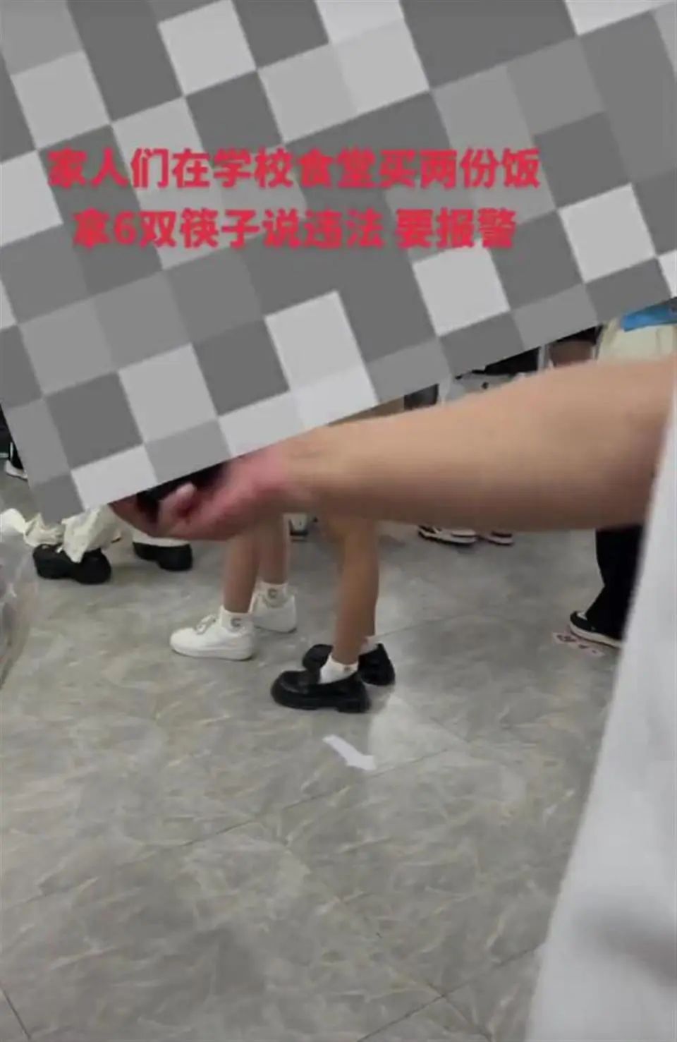 女生食堂买2份饭拿6双筷子被指责“偷窃”，最新回应→