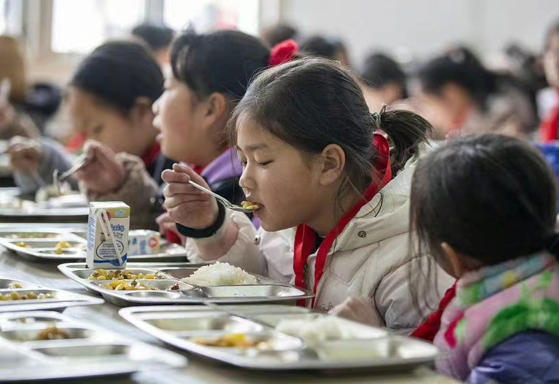 66县挪用孩子的吃饭钱还债，我更关注后续怎么处理