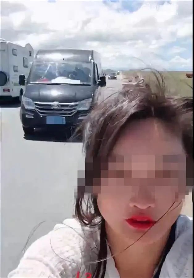 女主播直播徒步旅行时突然被车撞倒！已紧急送医，当地交警回应 ... ... ...