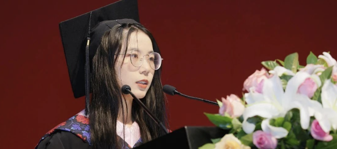 因报北大考古受质疑？“考古圈宠女”钟芳蓉，在毕业典礼上说...... ... ...
