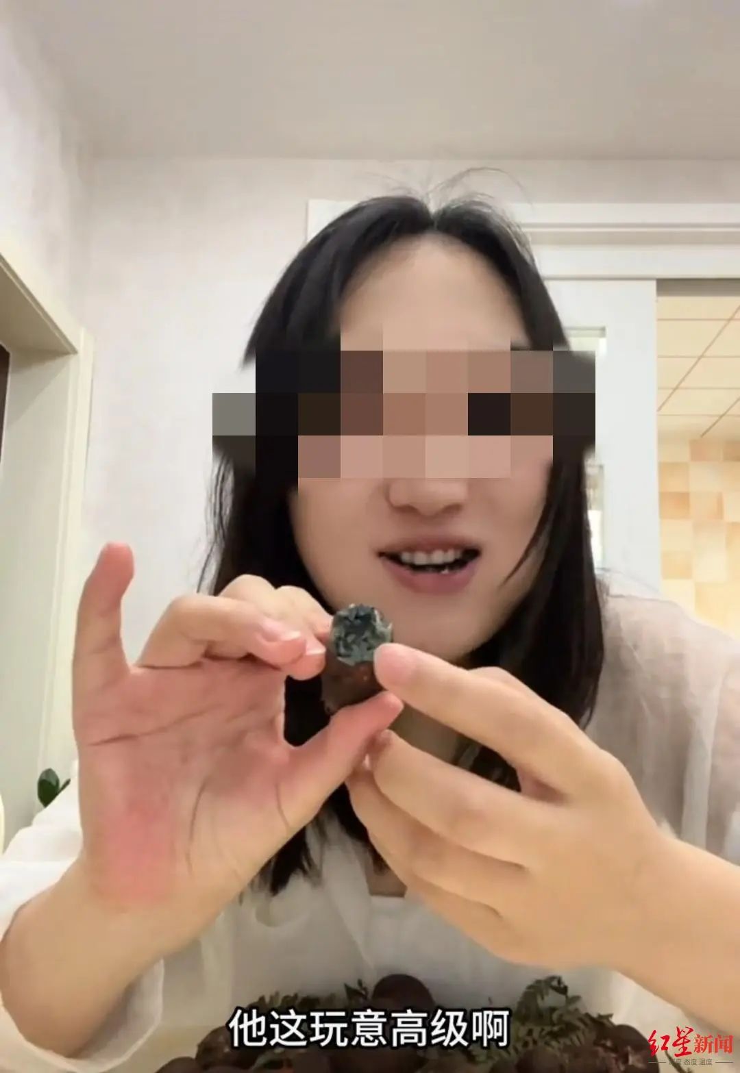 “我就是要吃怎么滴”，70万粉丝网红博主发视频生吃见手青，网友怒了：误导人！ ... . ...
